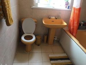 ロンドンにあるAffordable Home, London Eastの小さなバスルーム(トイレ、シンク付)