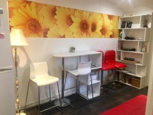 ロンドンにあるAffordable Home, London Eastの黄色い花の壁のバー付きの客室です。