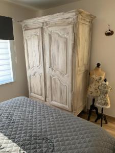 une chambre avec une grande armoire en bois et un lit dans l'établissement Vakantie-appartement LAUREN Westende, à Middelkerke