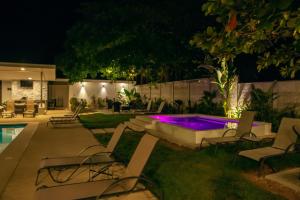 einen Hinterhof mit Pool in der Nacht in der Unterkunft Uvita Paradise in Uvita