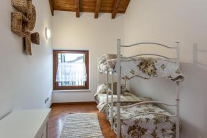 um quarto com 2 beliches e uma janela em BLU BED em Castelnuovo del Garda