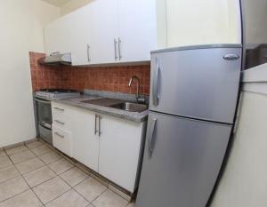 Kuchyň nebo kuchyňský kout v ubytování Acuarium Suite Resort