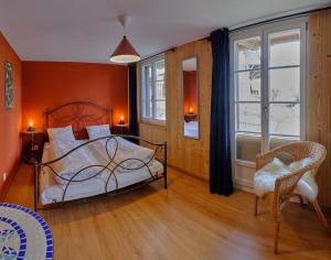 Llit o llits en una habitació de Uelis Stöckli-Familienfreundliche Wohnung auf dem Bauernhof mit Hotpot und Alpakatrekking