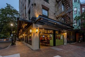 un restaurante al lado de un edificio en una calle en Staypineapple, A Delightful Hotel, South End, en Boston