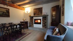 uma sala de estar com uma mesa e uma lareira em La Casetta di Musita em Brembilla