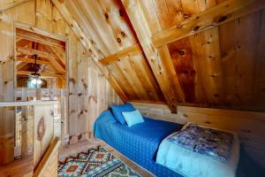 1 dormitorio con 1 cama en una cabaña de madera en Camp Foxtrot, en Greenville