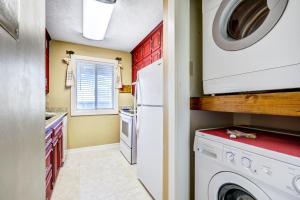 eine Küche mit einer Waschmaschine, einer Waschmaschine und einem Trockner in der Unterkunft Shipwatch Pointe I - F316 in Myrtle Beach