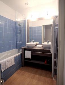 Ванна кімната в Résidence Odalys Le Domaine des Dunettes