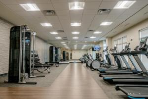 Posilňovňa alebo fitness centrum v ubytovaní Courtyard by Marriott Fargo