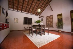 - une salle à manger avec une table et des chaises dans l'établissement Pousada Taverna do Golf, à Teresópolis