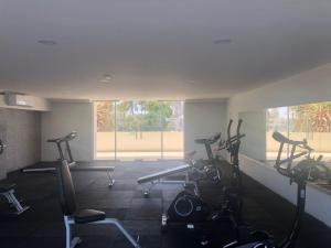 马萨特兰Departamento de lujo en el Malecón的拥有多台跑步机和椭圆机的健身房