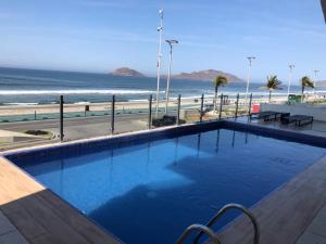 马萨特兰Departamento de lujo en el Malecón的可以看到海滩景色的游泳池
