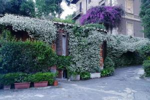 Un jardín fuera de Elegante open space con vasca idromassaggio a Trastevere