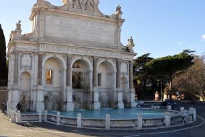 La alberca dentro o cerca de Elegante open space con vasca idromassaggio a Trastevere