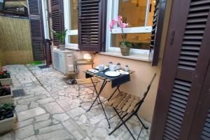 Un patio o zona al aire libre en Elegante open space con vasca idromassaggio a Trastevere