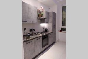 Una cocina o cocineta en Elegante open space con vasca idromassaggio a Trastevere