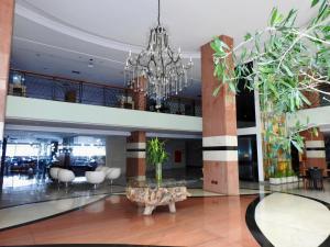Lobbyen eller receptionen på Constantino Hotel e Eventos