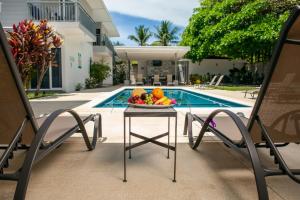 un bol de fruta en una mesa junto a una piscina en Uvita Paradise, en Uvita