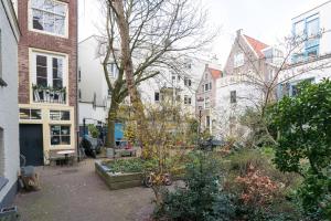 un jardin au milieu d'une ville avec des bâtiments dans l'établissement Kloveniers Studio, à Amsterdam