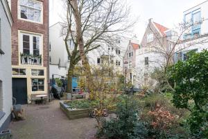 un jardín en el centro de una ciudad con edificios en Kloveniers Studio, en Ámsterdam