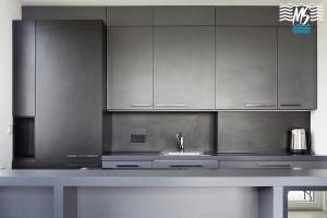 A kitchen or kitchenette at MS Apartments Green Hill II