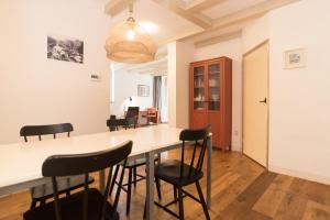 Una cocina y un comedor con mesa y sillas. en Kloveniers Studio, en Ámsterdam