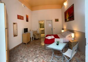 a living room with a bed and a table at La Tela Bianca in Naples