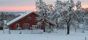 Le Chalet au vieux vignoble avec espace Sauna et Jacuzzi v zimě