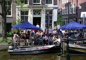 阿姆斯特丹的住宿－Jordaanapartment，一群人坐在水中的船里