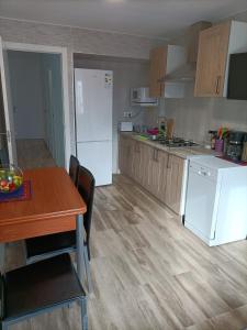 A kitchen or kitchenette at Apartamento con 2 dormitorios Még 7 kép