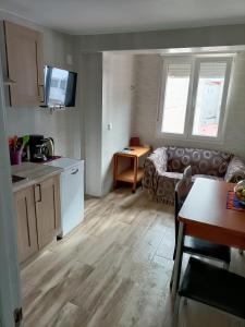 A kitchen or kitchenette at Apartamento con 2 dormitorios