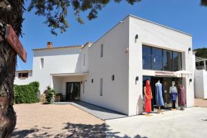 Una casa blanca con maniquíes delante de ella. en Clemente en aparté sud, en Lecci