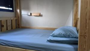 Postel nebo postele na pokoji v ubytování 鐵騎休息棧
