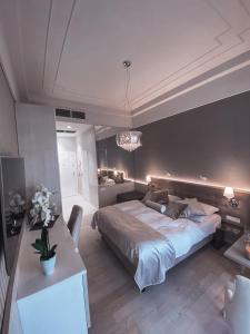 een slaapkamer met een groot bed en een tafel bij Dune B Mielno Exclusive in Mielno