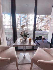 een tafel en stoelen in een kamer met een raam bij Dune B Mielno Exclusive in Mielno