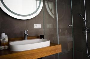 ein Badezimmer mit Waschbecken und Spiegel in der Unterkunft Casa da Guarda in São João