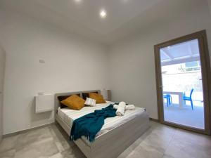 1 dormitorio con 1 cama con espejo grande en Cattleya Holidays Apartment, en Porto Cesareo