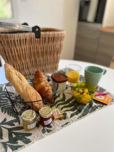 อาหารเช้าซึ่งให้บริการแก่ผู้เข้าพักที่ Charmant Studio proche Lac et Forêt