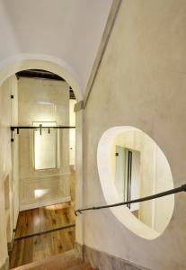 une chambre avec un grand cercle sur le mur dans l'établissement Relais Orso, à Rome