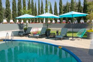 בריכת השחייה שנמצאת ב-Hotel Las Pergolas או באזור
