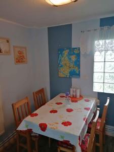 - une salle à manger avec une table et des fleurs rouges dans l'établissement Apartment in Sehlen/Insel Rügen 3067, à Sehlen