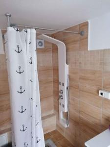 uma cortina de chuveiro com uma âncora na casa de banho em Apartment in Sehlen/Insel Rügen 3067 em Sehlen