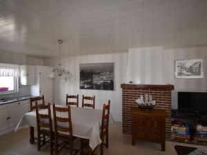 una cucina e una sala da pranzo con tavolo e sedie di Serene Holiday Home in Peer a Peer