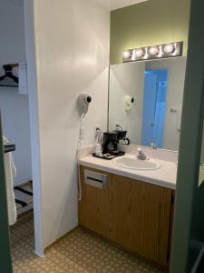 y baño con lavabo y espejo. en Murphey's Motel LLC, en Lee Vining