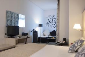 A television and/or entertainment centre at Hotel Nuevo Boston
