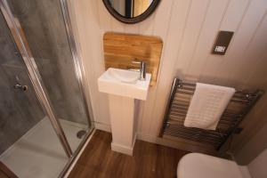 Koupelna v ubytování Springwood Shepherd Huts Glamping York