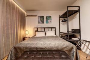 Una cama o camas en una habitación de Town Square Apartment
