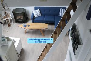 un soggiorno con divano blu e tavolino da caffè di La mer et Bella a Ostenda