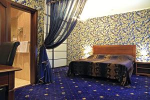 1 dormitorio con 1 cama y ducha a ras de suelo en Guest House Sibirskiy, en Chelyabinsk