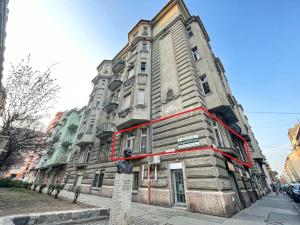 um edifício alto com uma estátua em frente em Pannónia Best Home em Budapeste